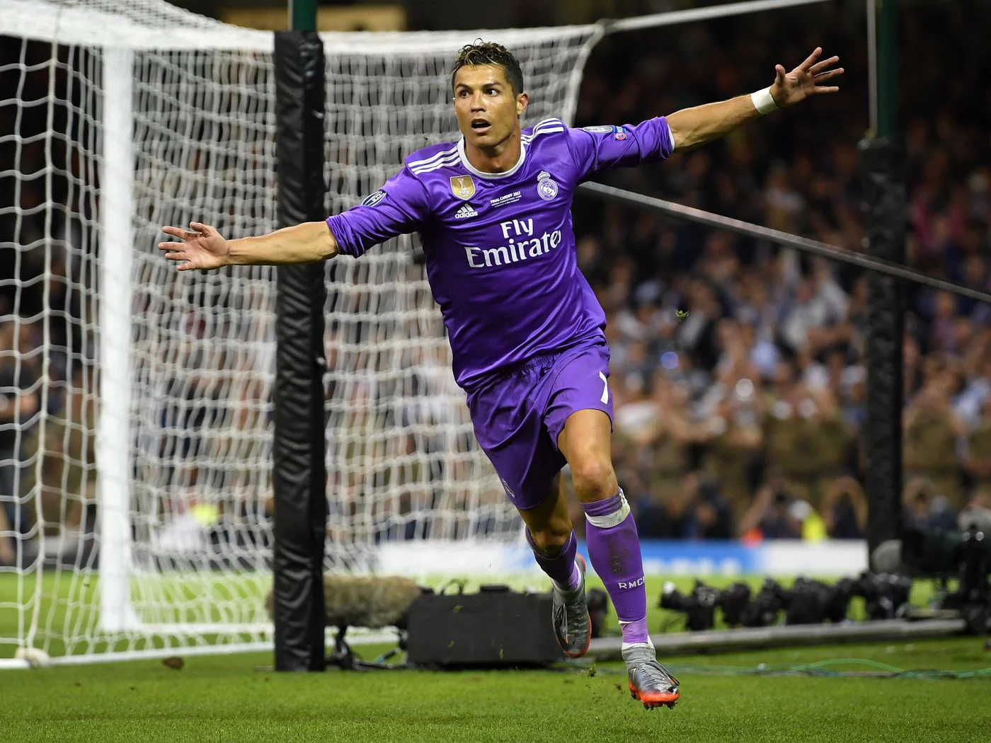 16/17 Real Madrid Retro - Away Kit